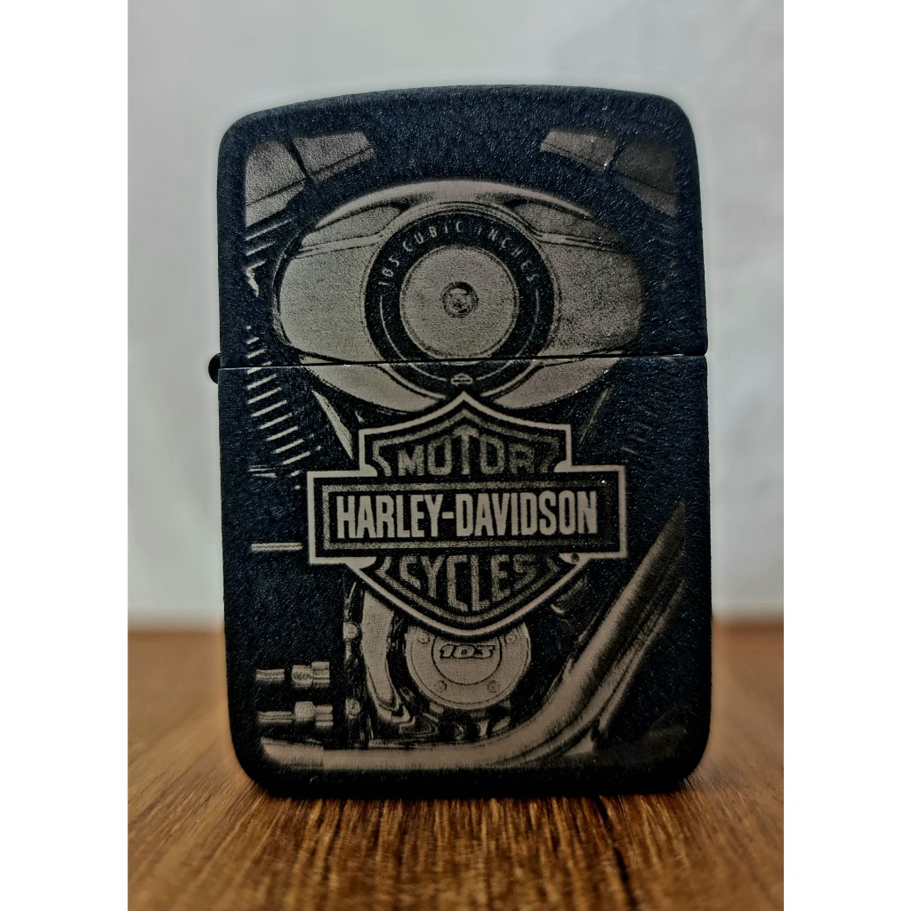 ZIPPO  Black Crackle นี้มีโลโก้ Harley-Davidson แท้ 100% USA