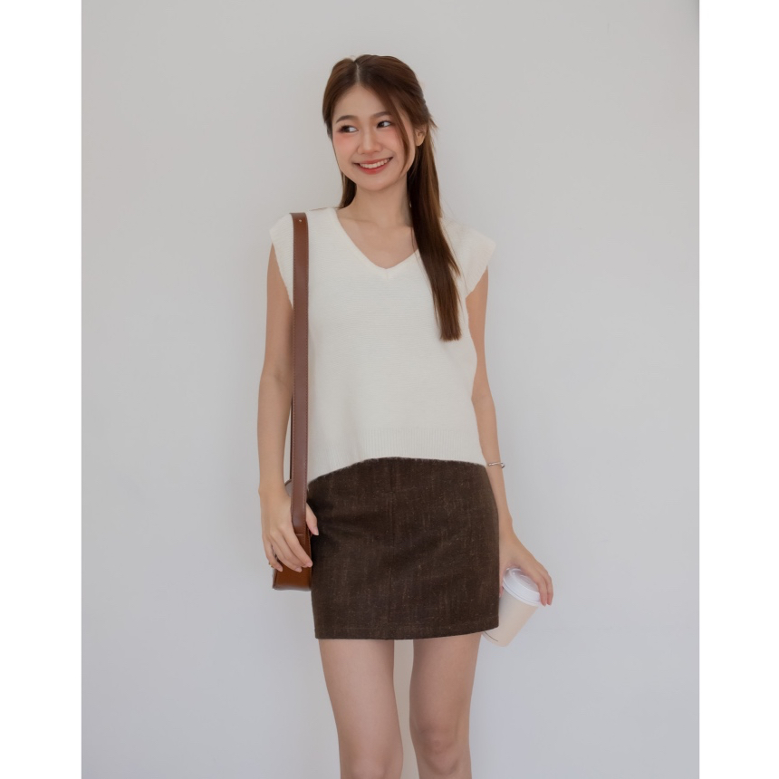 Zingy knit vest เสื้อ vest รับหน้าหนาว รุ่นนี้มีดีเทลจะมีวิ้งค์ๆตามผ้าน้าใส่แล้วเหมือนเจ้าหญิ๋นนน่าร