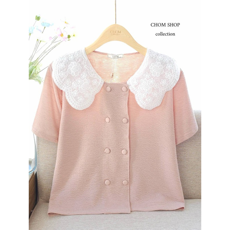 พร้อมส่ง เสื้อแฟชั่น ป้ายChom อกหน้าผ้า42 ยาว23 ผ้ายืด ผ้าอัดลาย คอบัว แขนสั้น กระดุมหน้า ดีเทลการออกแบบทันสมัย สวย