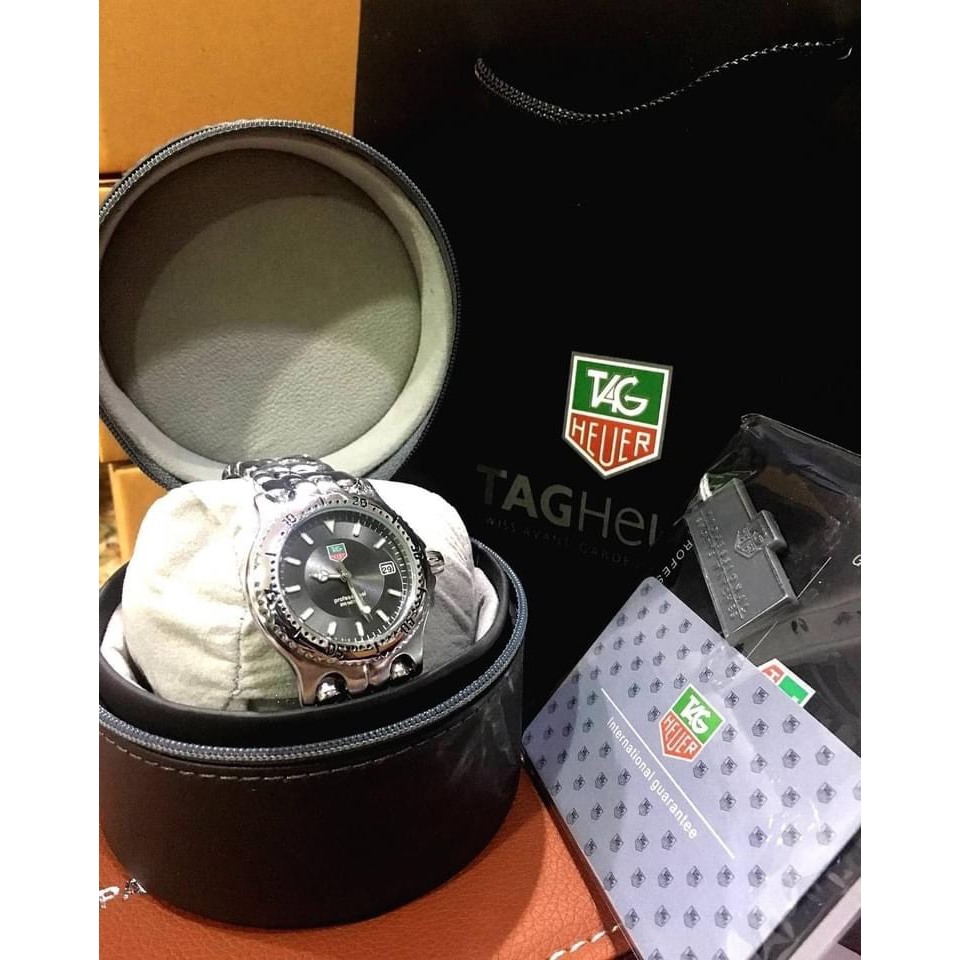 ของเข้าแล้วนะคะ แทคก้างปลา งานพรีเมียม มีวันที่ งานสวย งานเหมือน 1:1 พร้อมกล่องเซ็ตหนังกระเป๋าซิป ตามรูปหน้าปก