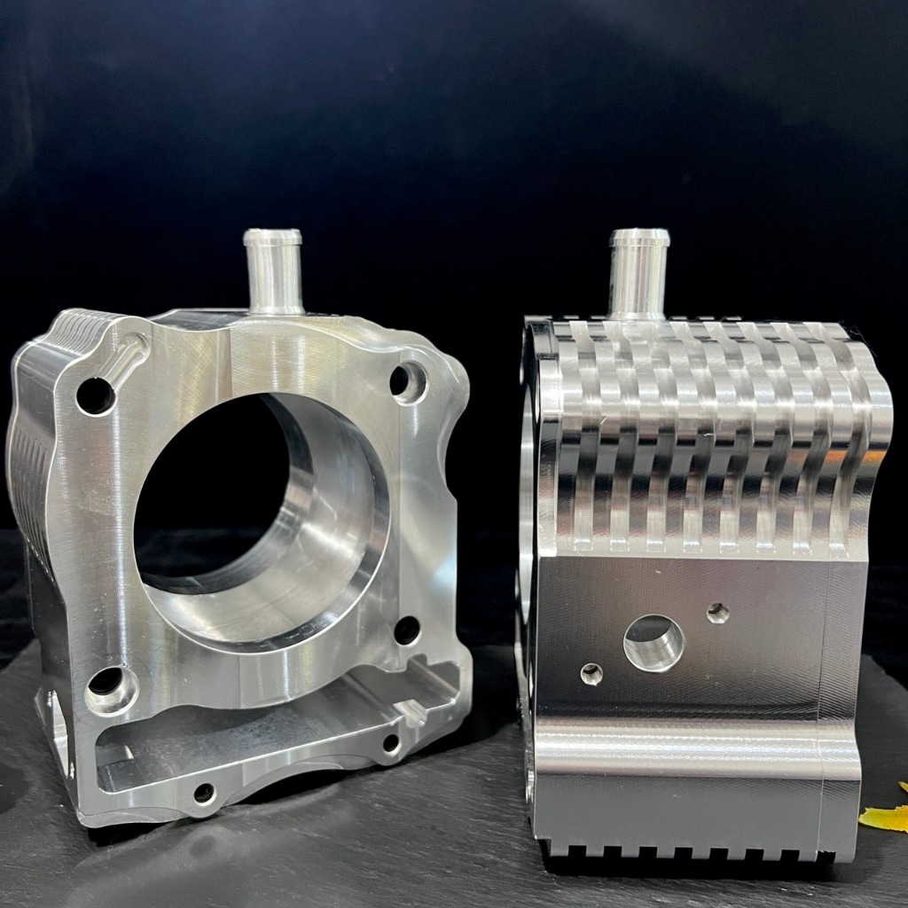 เสื้อสูบXmax300 CNC เสื้อXmax มีขนาดยาว 85/90 มม.เจาะท่อน้ำข้างมาเรียบร้อย ใช้ตัวดันโซ่ของเดิมได้เลย - รูปที่ 3