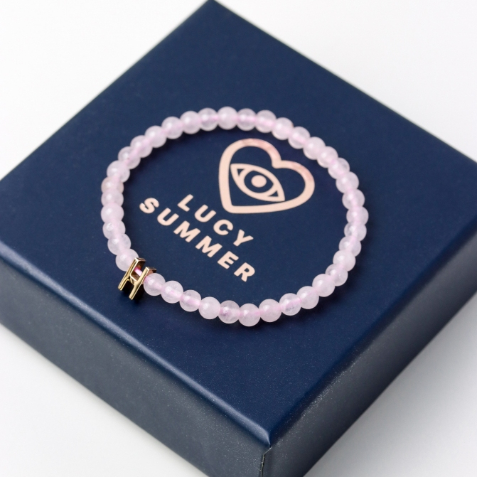 LUCY SUMMER กำไลข้อมือหินแท้ Rose Quartz (โรสควอตซ์) ขนาด 4 mm พร้อมจี้ตัวอักษร Alphabet A-Z