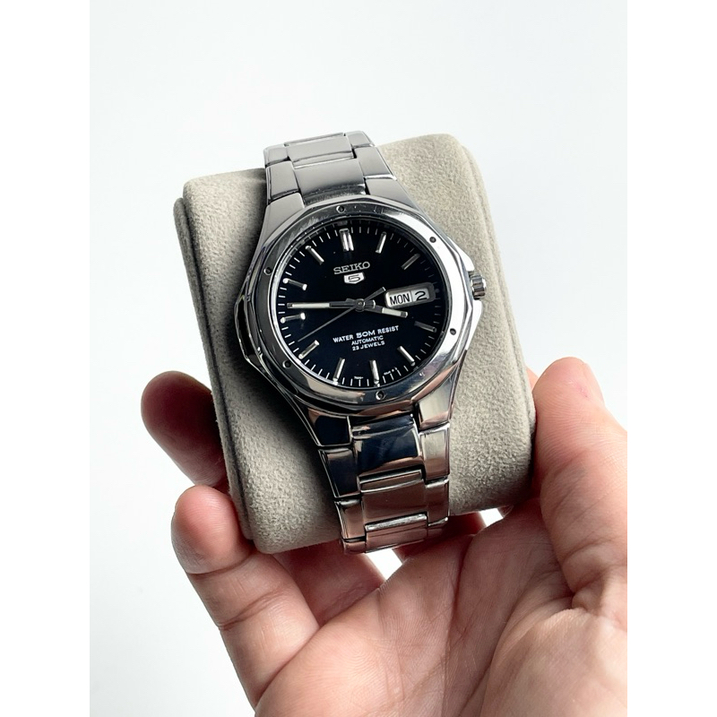 Seiko 5 Automatic 21 Jewels (7S36B) หลังเปลือย  "หน้าปัดดำ พื้นหน้าปัดมีดีเทลเวลาโดนแสง”