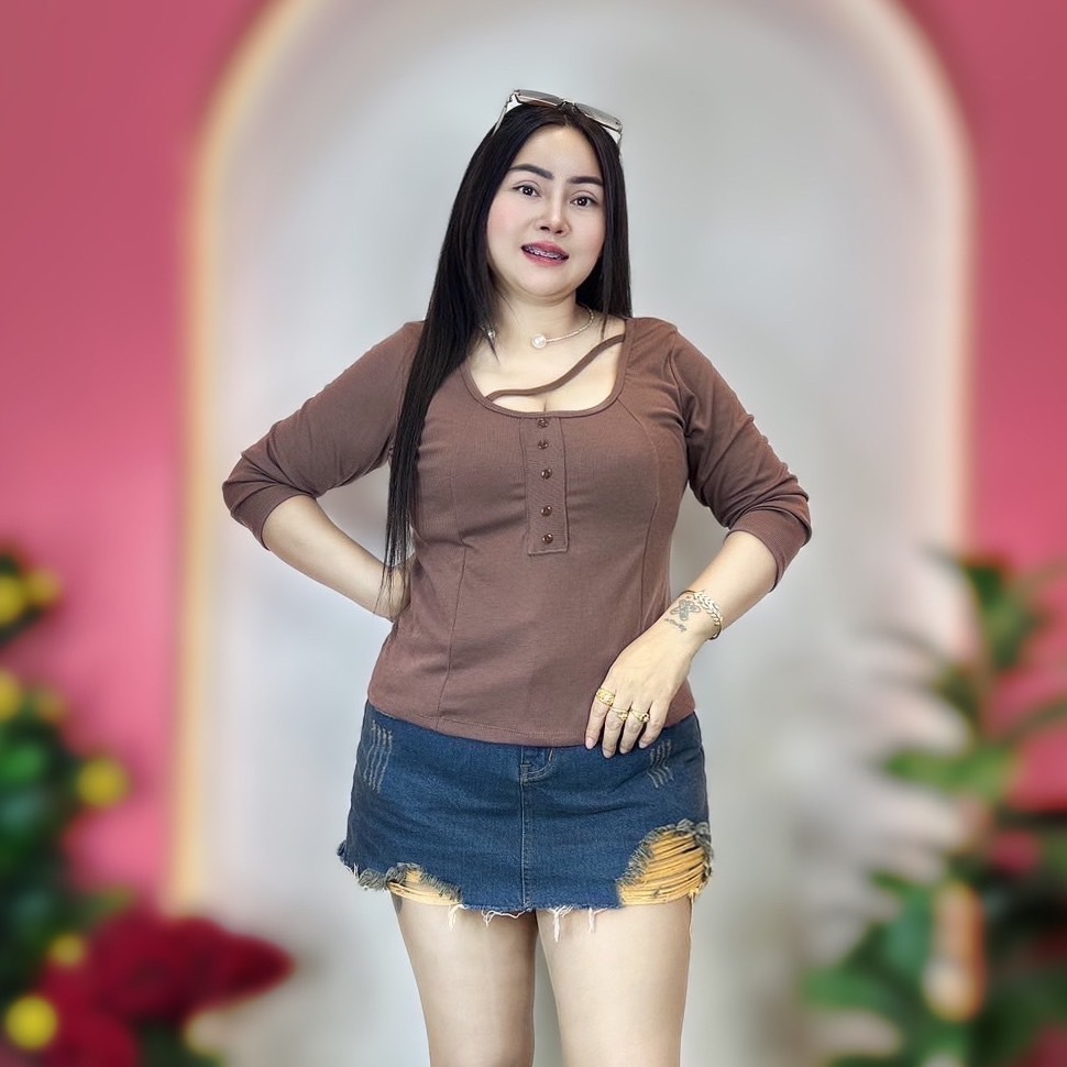 ใหม่ล่าสุด เสื้อยืดสาวอวบ ร้านต๋องแฟชั่น อก38-44 ยาว23 **รุ่นคาดกระดุม แขนยาว**