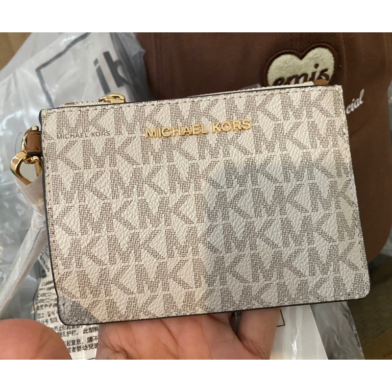 กระเป๋าใส่เหรียญใส่บัตร ใส่การ์ดได้ จากไมเคิล คอร์ สีวานิลลา และสีน้ำตาล