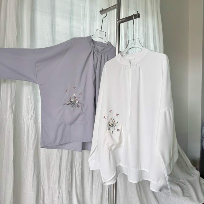 NEW : ANNA BLOUSE มีซิปหน้าปักดอกปักที่กระเป๋า คอกลม แขนยาวปลายปล่อย