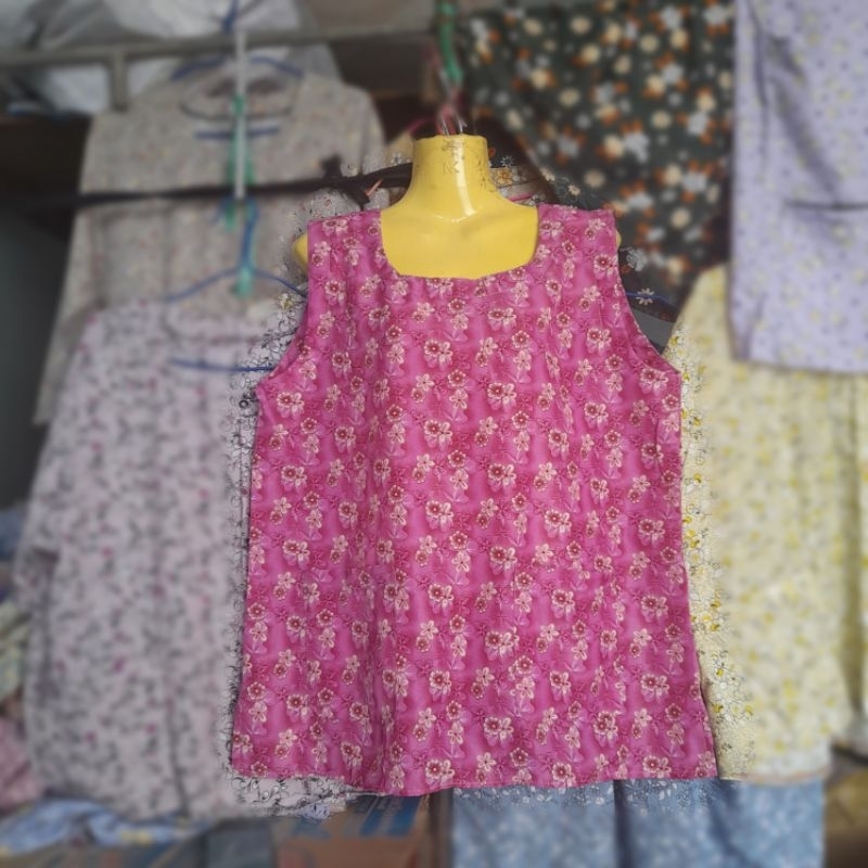 #B4(size L)เสื้อคอกระเช้าลายดอก เสื้อคนแก ขนาด อก= 44″ , ยาว=22″ กระเป๋าข้างนึงมีซิป อี กข้างเป็นกระเป๋า