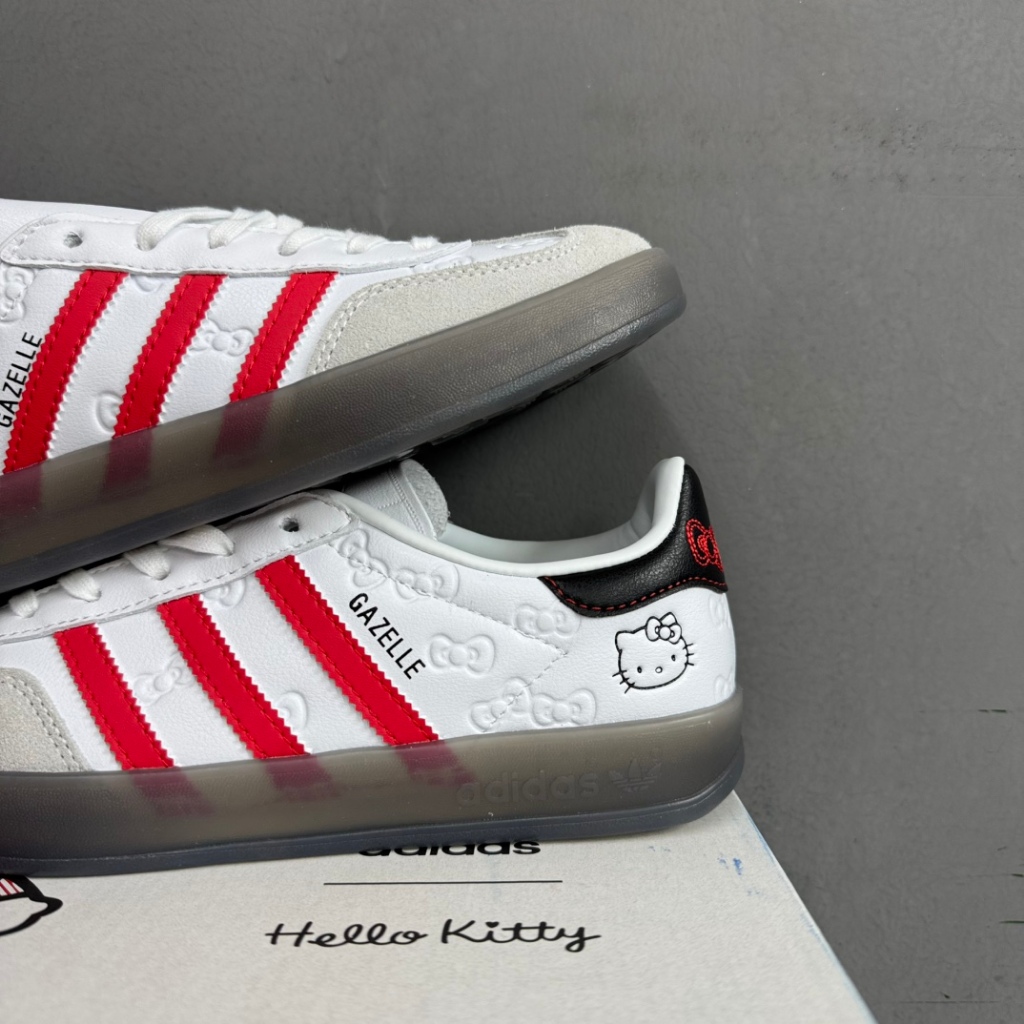 (ของแท้ 100%)  x Adidas Gazelle Indoor Trainers"Hello Kitty And Friends" รองเท้าผ้าใบลำลองและสบายสำหรับผู้ชายและผู้หญิง