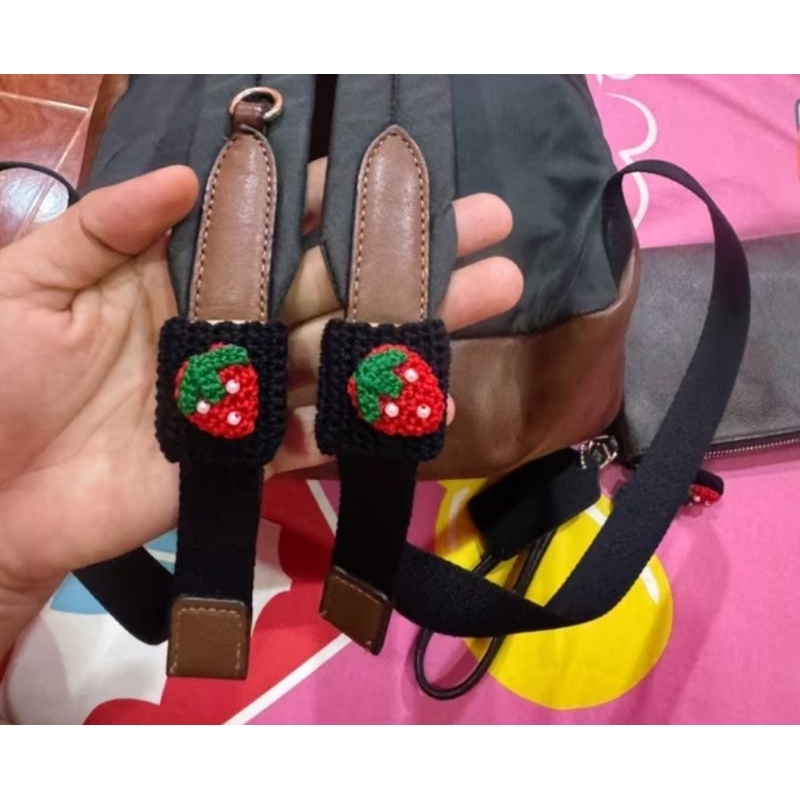 ตัวรัดสายกระเป๋าสีดำสตอเบอรี่