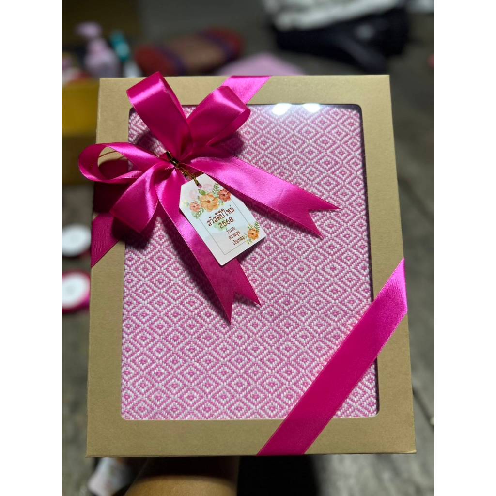 ผ้าคลุมไหล่(พร้อมกล่อง)ขนาด50*210ซม. แจ้งสีทางแชทจ้า ของรับไหว้ ของขวัญปีใหม่ งานเกษียณ ของชำร่วย กิ๊ฟเซต
