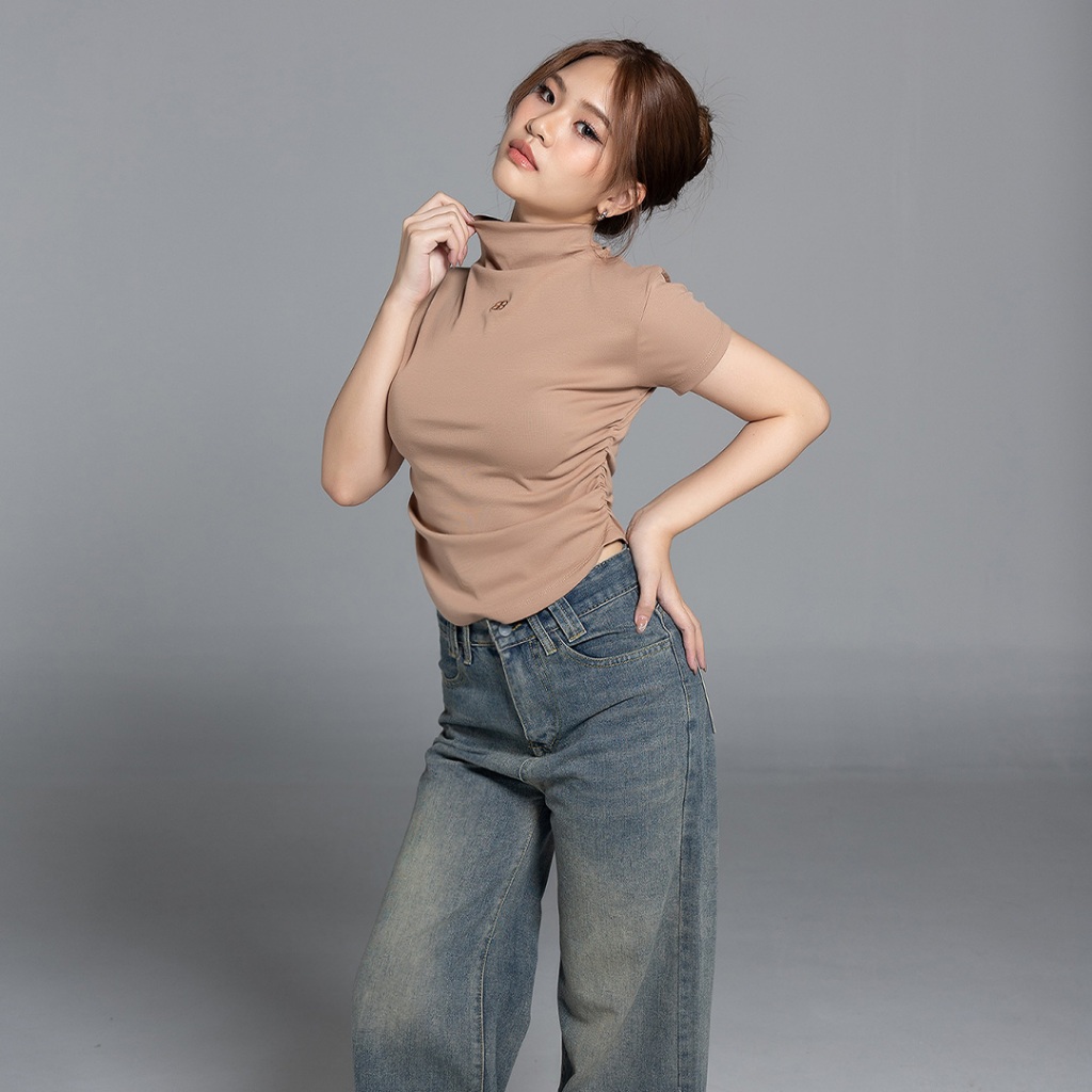 B&B CLOTHING - Simple Luxe เสื้อยืดคอเต่า ปักโลโก้แบรนด์ แต่งย่นข้างลำตัว