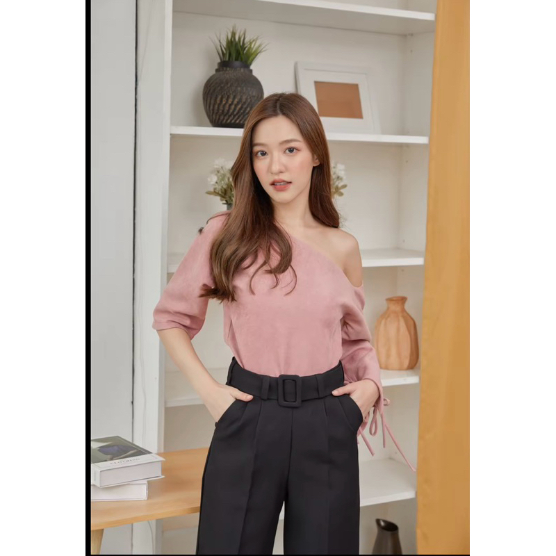 Piranya: เสื้อเปิดไหล่ข้างเดียว