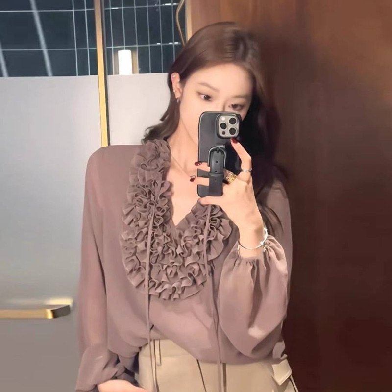 (พร้อมส่ง)รุ่น(AU-คอพวงดอกไม้Grape07)เสื้อแขนยาว ผ้าชีฟองพรีเมี่ยมสีGrape เสื้อคอวีแต่งระบาย แขนพองสม็อคปลายแขน