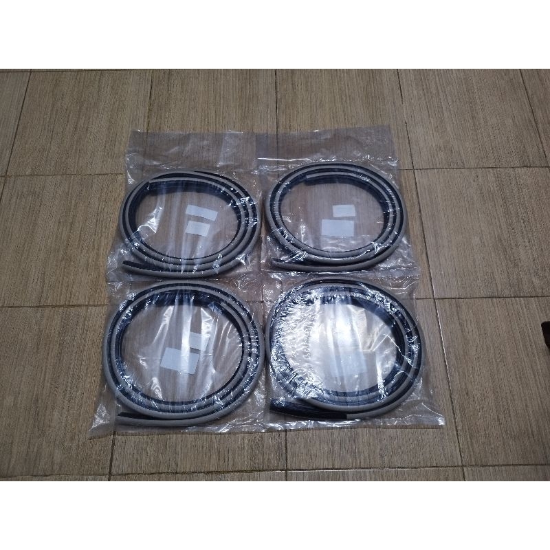 ยางกระดูกงู toyota camry 2002-2006 ACV30,31 อะไหล่แท้ toyota ของแท้ 100% สีครีมดำ - รูปที่ 2