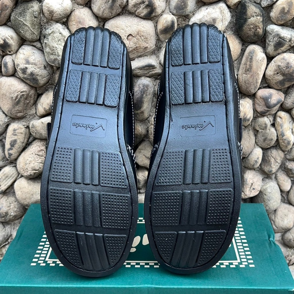 รองเท้าหนังมันเงา งานเย็บ ยี่ห้อ V.minute วีมินิท รุ่น 9912 สี ดำ,ตาล,แทน ไซส์ 39-44 รองเท้า Handmade