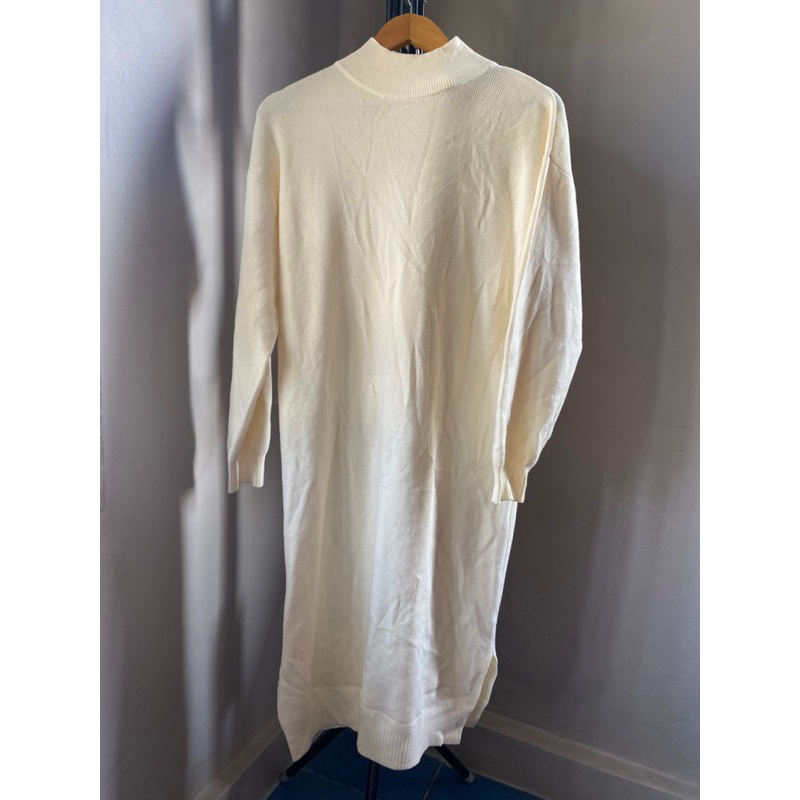 เสื้อคอเต่า สีครีม GU