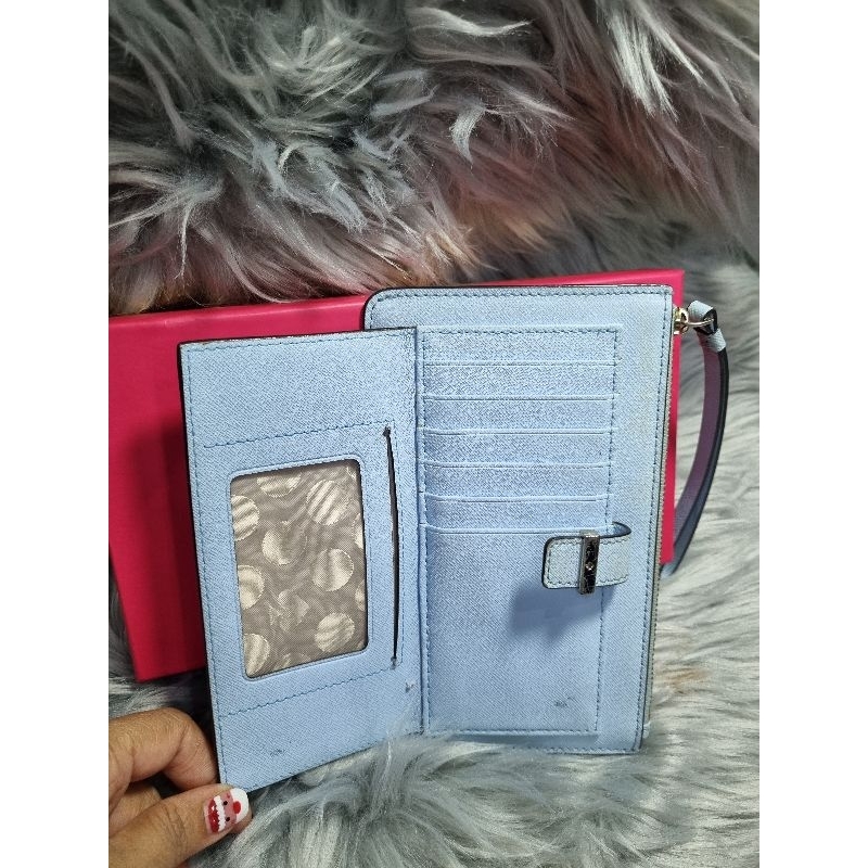 Kate spade  กระเป๋าสตางค์ใบยาว มีสายคล้องข้อมือ