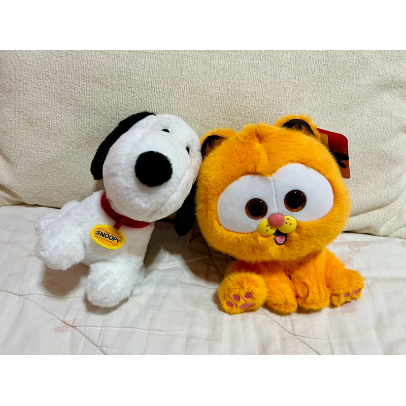 ตุ๊กตาน้อง 4 ขา น้อง Snoopy ไซส์ 8 นิ้วท่านั่ง (ลิขสิทธิ์) & น้อง Garfield ท่านั่ง (ตู้คีบกลาง)