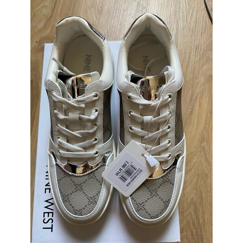 NINE WEST รองเท้าผ้าใบ ลาย MONOGRAM - สีเบจ ใหม่แท้