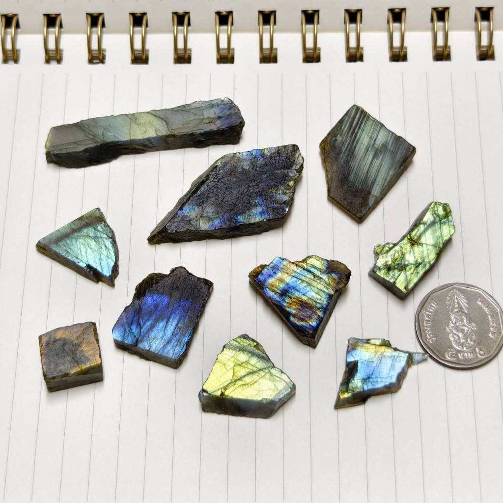 หินลาบราโดไรต์ดิบเจียร ไม่ขัดเงา (Labradorite)