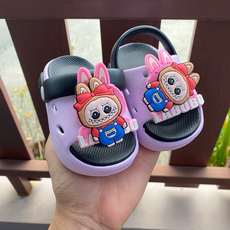 ”พร้อมส่งจากไทย“รองเท้ารัดส้นเด็กลาบูบู้ หน้าหมุนได้ พื้นนุ่มเบา เด็กชาย เด็กหญิง