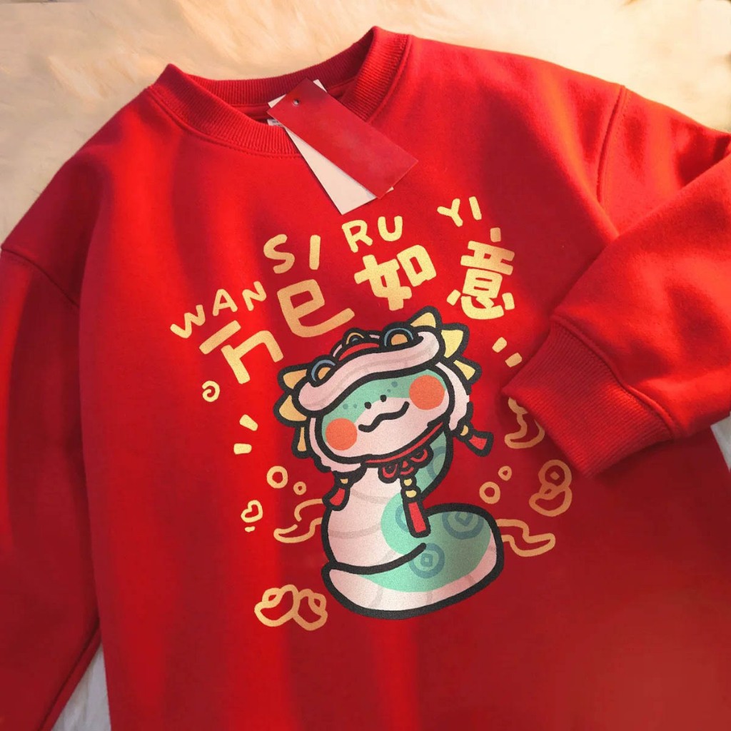 [ส่งไวจากไทย] เสื้อแขนยาวเด็ก เสื้อแขนยาวตรุษจีนเด็ก สกรีนลายงูเล็ก ปีมะเส็ง สีแดง ผ้าบุขน น่ารักมาก เหมาะสำหรับ 3-8 ปี