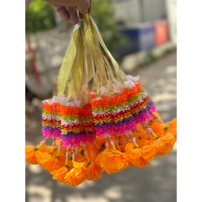 พวงมาลัย พวงมาลัยเจ็ดสี พวงมาลัยสองชาย มาลัยคล้องศาล มาลัยแก้บน มาลัย มี 3 ขนาดราคาต่อพวง 10 บาท
