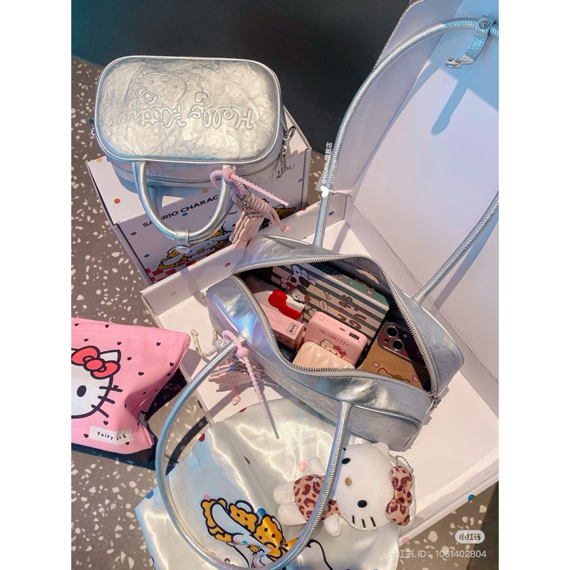 พร้อมส่ง♡ TOUTOU x Hello Kitty กระเป๋าสะพาย shoulder bag🎀 silver (ใช้โค้ดลด 30%) จากช็อปแท้💯