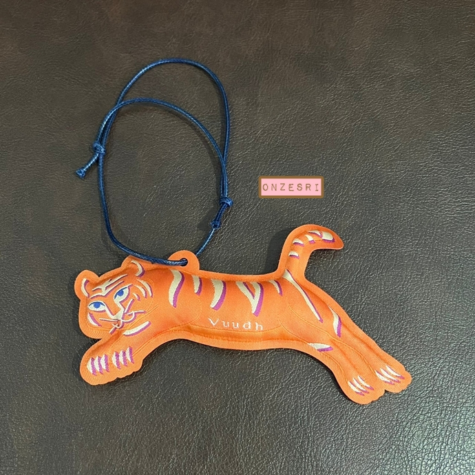 ที่ห้อย Vuudh Tiger Charm ชาร์มรูปเสือ จากแบรนด์ HARNN คอลเลกชั่น HARNN Mandarin & Chamomile Gift Se