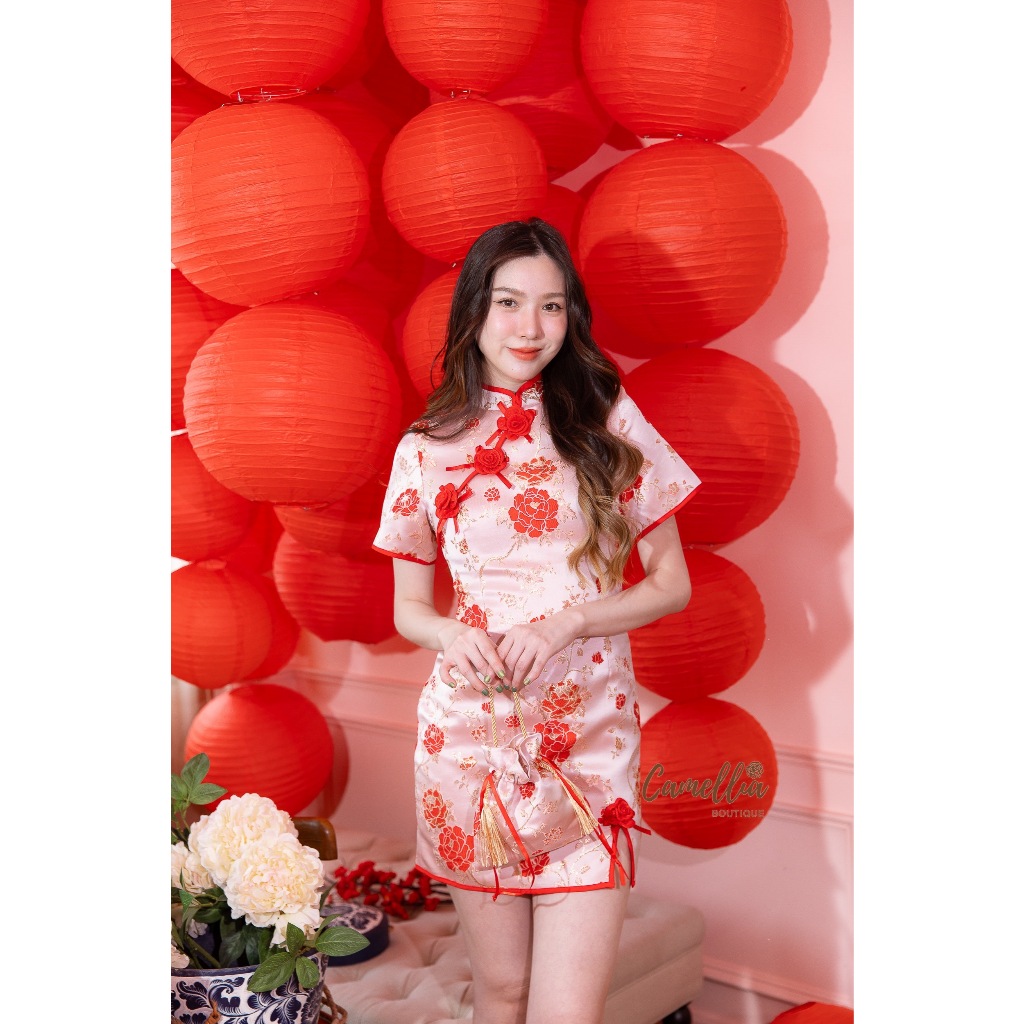 "เช็คสินค้าก่อนสั่งซื้อ สั่งแล้วห้ามยกเลิกน๊าค๊า"Camellia เดรสกีเพ้าแบบสั้นช่วงคอแต่งกระดุมดอกไม้เพิ่มดีเทลความเกร๋