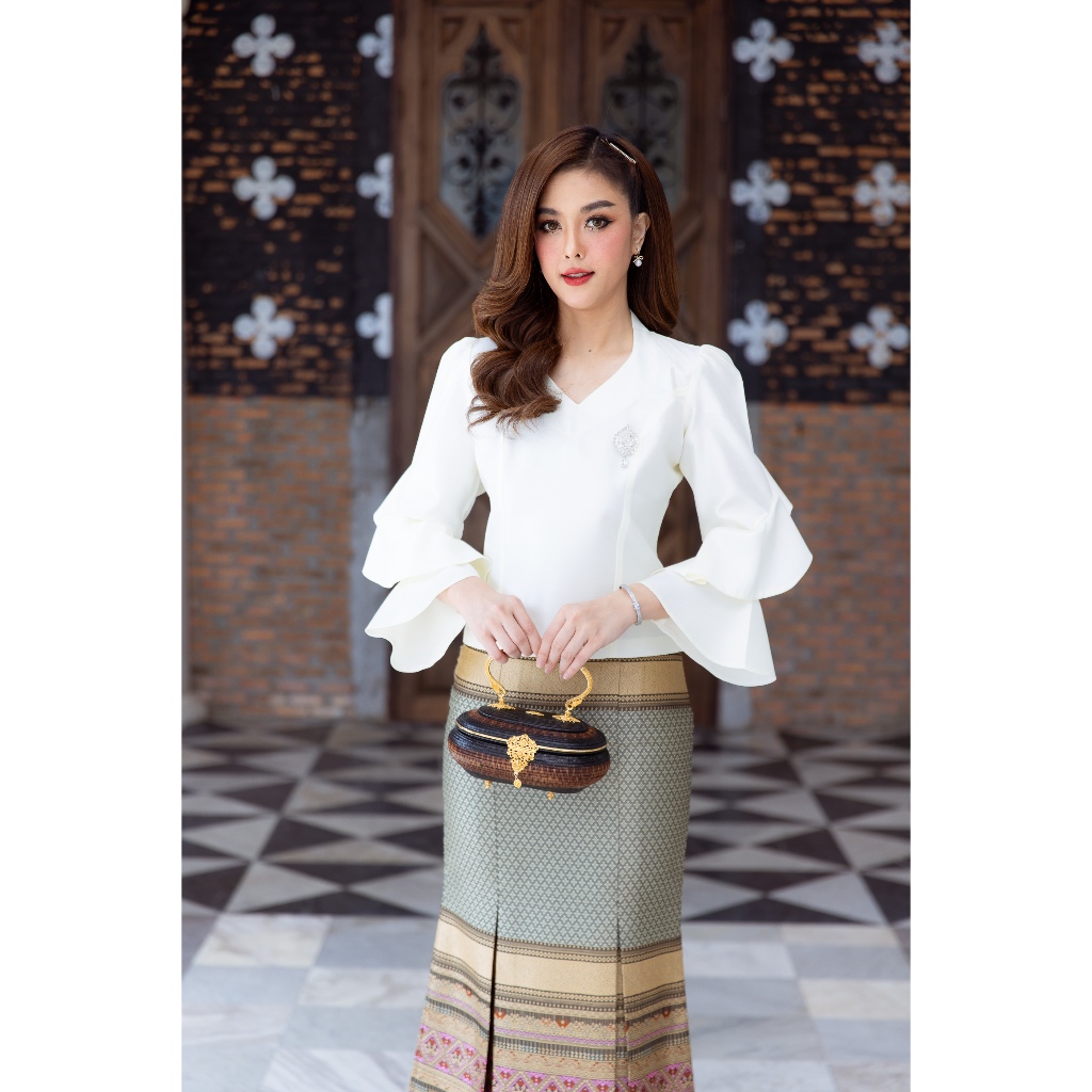 CHANIDA เสื้อผ้าไหม 4 เส้น ทรงคอวีหยดน้ำ แขนหางปลา (รหัส 202) *ราคาเฉพาะเสื้อ* - รูปที่ 2