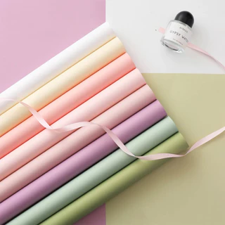 กระดาษห่อช่อดอกไม้ แพ็คละ 20แผ่น สีเดียว และ สองสี วัสดุกันน้ำ สไตล์เกาหลี กระดาษจัดช่อดอก การห่อช่อดอกไม้ 56x56 ซม.