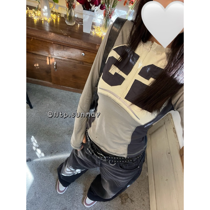 Ntp:“ เสื้อแฟชั่น เสื้อแขนยาว เสื้อสีเทา เสื้อรัดรูป ผ้าคอตตอน  “ดีเทล ตรงอกจะมีซิปที่สามารถรูดได้จร