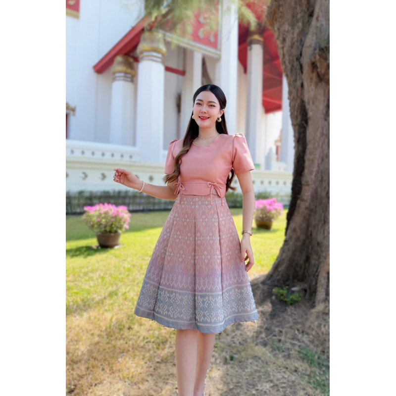 สุพรรณษาเดรสผ้าไทยผ้าทอลายสีชานม แต่งโบว์คู่ กระโปรงบานทรงย้วย