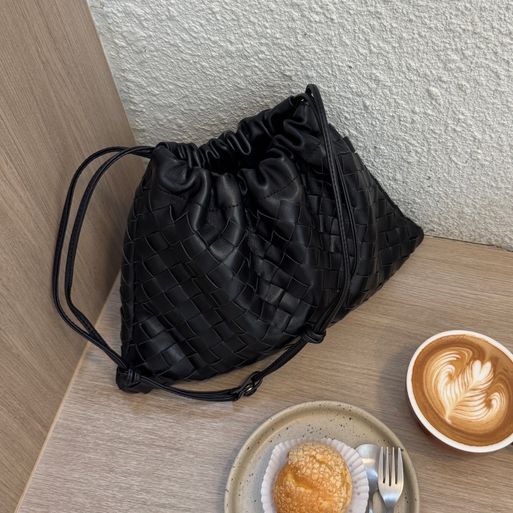 [burgundy พร้อมส่ง / black พรี ~10 วัน] WEAR.SOUL #B096-Woven Dust Bag กระเป๋าสาน หนังแกะแท้