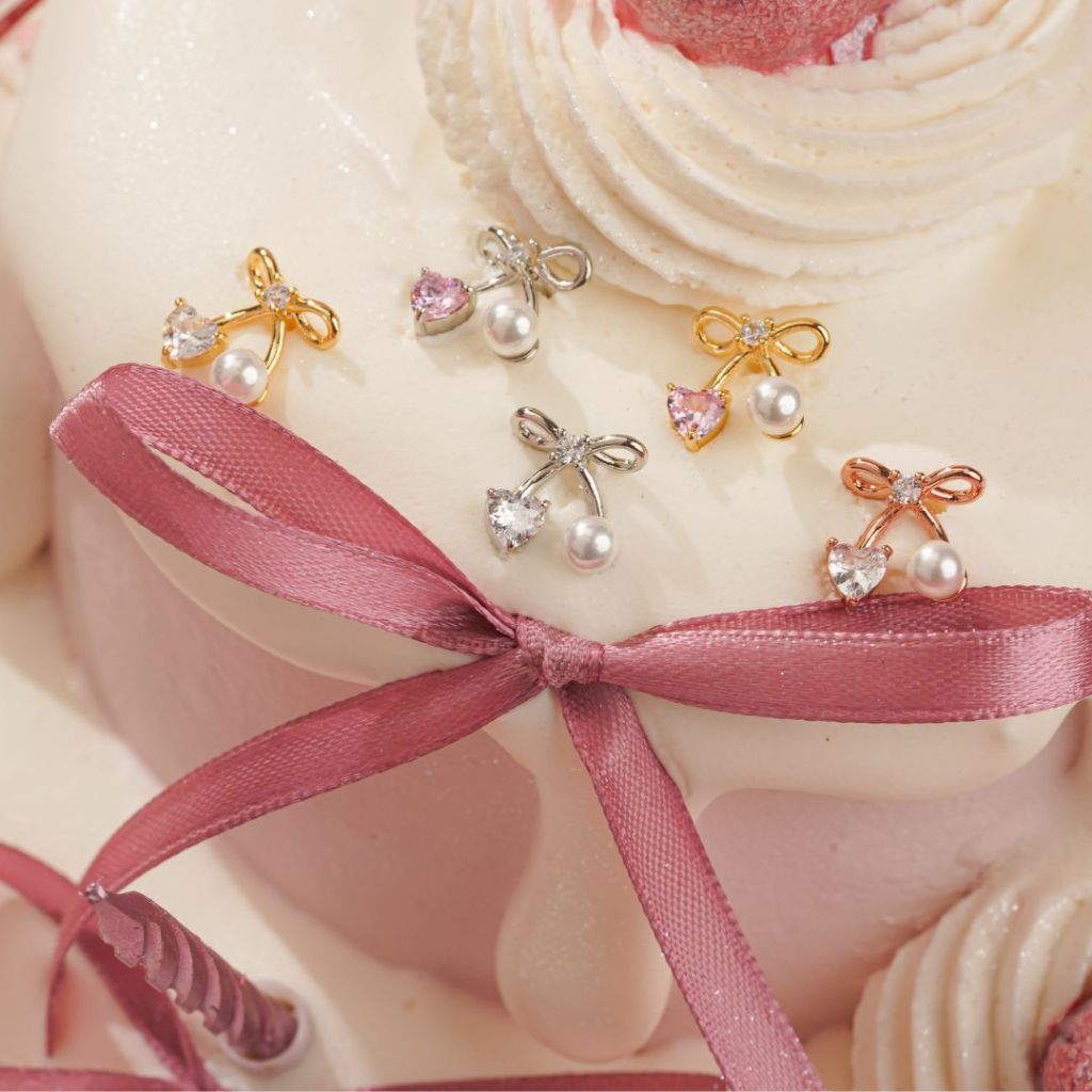 Petite Betty Stud ต่างหูสตั๊ดโบว์ห้อยไข่มุกและเพทายหัวใจ