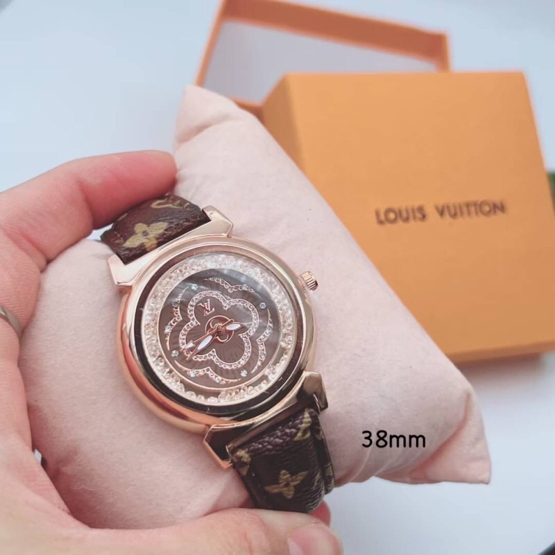 นาฬิกาแฟชั่นสายหนัง LV