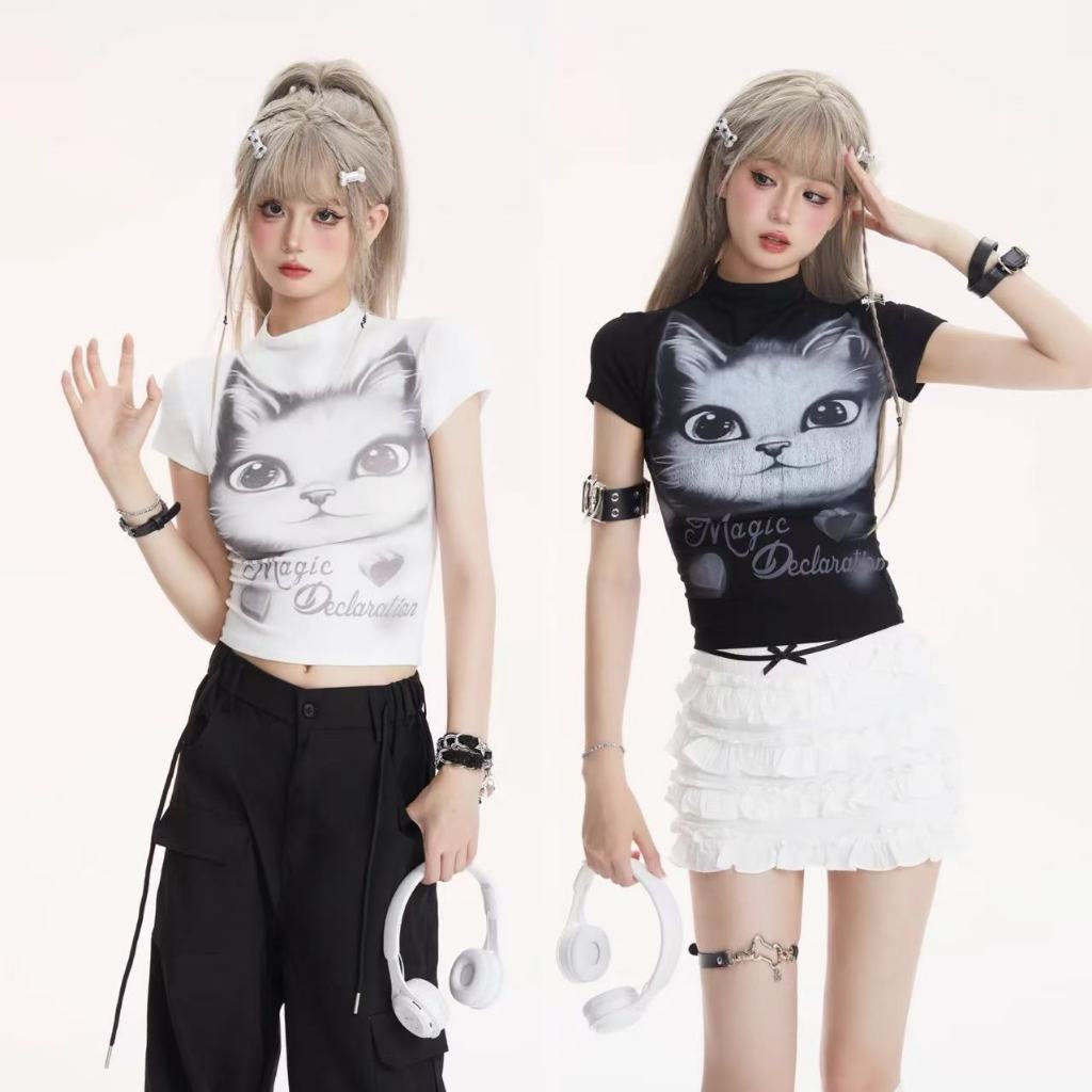 Cherry✨พร้อมส่ง✨เสื้อครอปท็อปลายพิมพ์การ์ตูนแมวคอปืน ดีเทลย่นเอวกระชับเข้ารูปเซ็กเบาๆ เสื้อยืดสีขาว เสื้อแฟชั่นผู้หญิง
