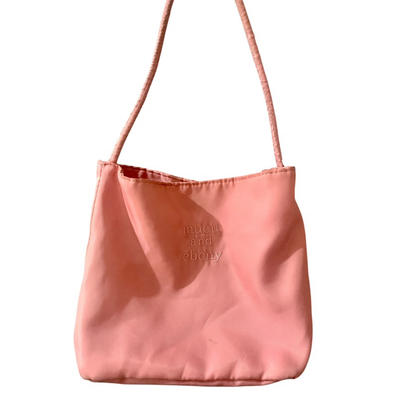 กระเป๋าสะพายถูกที่สุด✅ mucu and ebony (สีชมพูอ่อน)(Used)