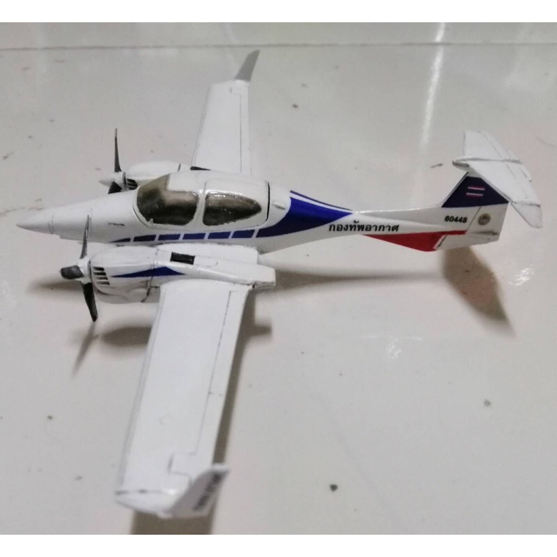 โมเดล เครื่องบินจำลอง เครื่องบินรบ ไทย    เครื่องบินฝึก DA-42 Twin star  ทอ.ไทย   ขนาด 1/72  ยาวประมาณ 14 ซม. - รูปที่ 4
