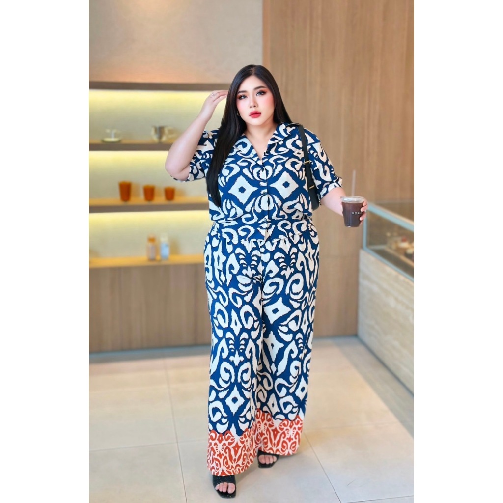 พร้อมส่ง พลัสไซส์ ชุดเซ็ตลายกราฟฟิก เสื้อครอปปกฮาวาย ดึงยางชายเสื้อด้านหลังเผื่อให้เข้ารูป+กางเกงขายาว ดึงยางรอบตัว