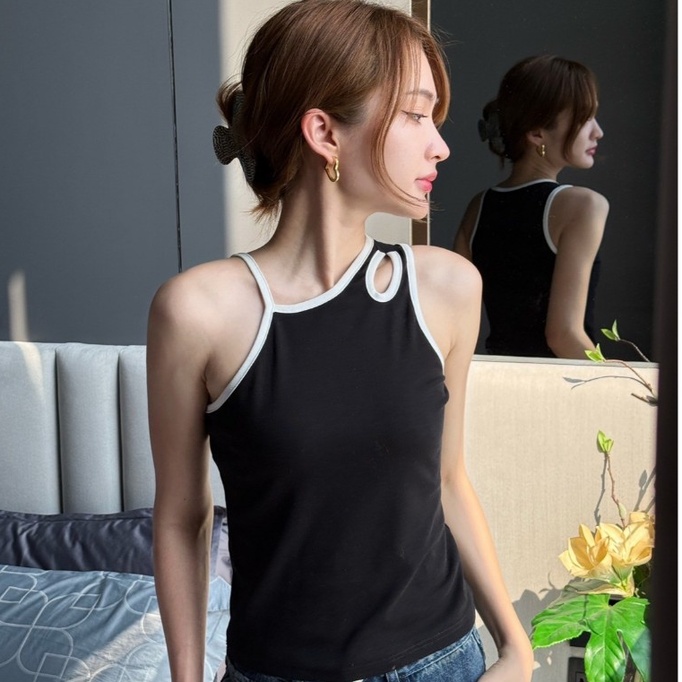 2900 เสื้อกล้ามแต่งเว้าไหล่แต่งขอบสี - Women, Clothing