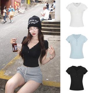 เสื้อยืดคอวีวินเทจสไตล์อเมริกัน กระดุมหน้า แขนสั้น เข้ารูป ใ…