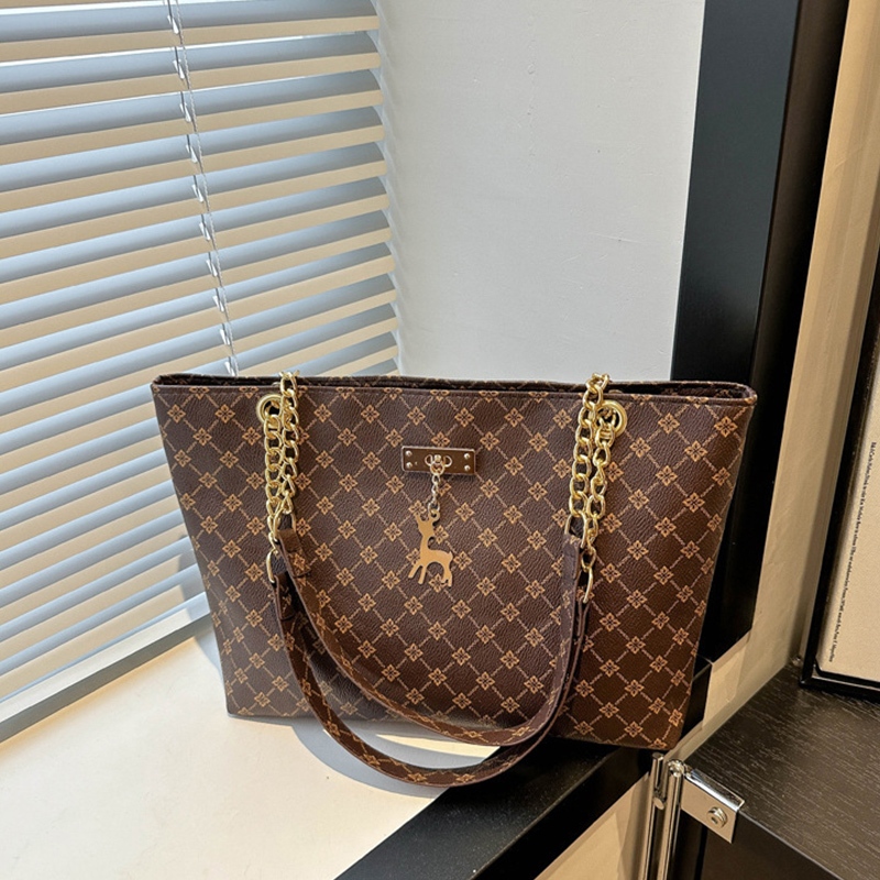 สินค้าเข้าใหม่พร้อมส่ง กระเป๋าแฟชั่นลำลองสไตล์เกาหลี  งานสวยฮอตฮิตมากรุ่นนี้ ใบใหญ่ใส่ของได้เยอะ แถบตกแต่งโซ่เพิ่มสีสัน