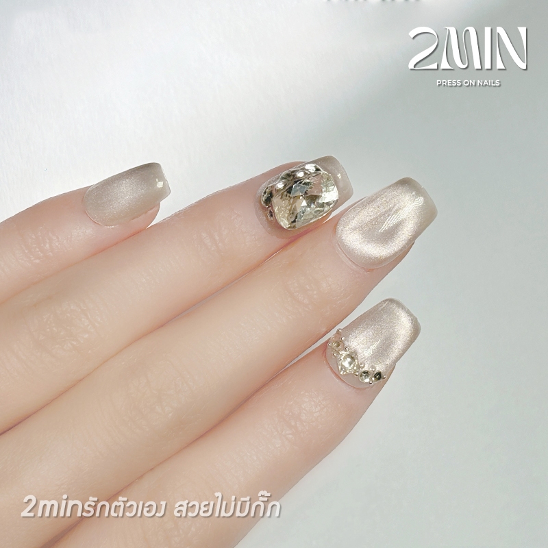 2min เล็บปลอมเจลแท้ แฮนด์เมด ทรงรองเท้าบัลเลต์สั้นพิเศษ ดีไซน์ด้วยลูกแก้วสีสดใส สุดแวววาว ติดตกแต่งด้วยเพชรใหญ่ โชว์มือ