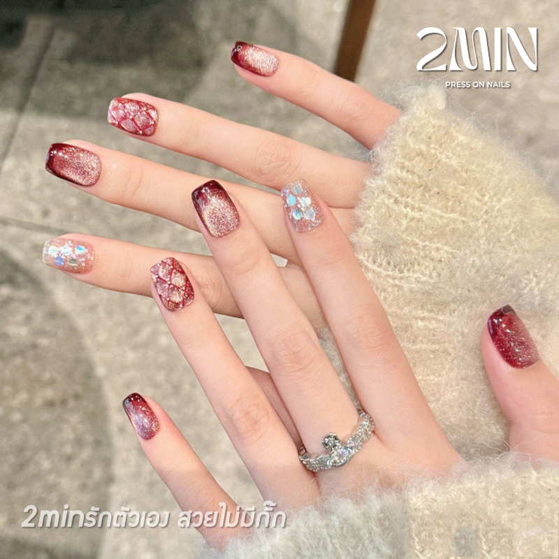 2min เล็บปลอมเจลแท้ แฮนด์เมด ทรงรองเท้าบัลเล่ห์สั้น สีแดงสลับสีนู้ด ประดับกากเพชรสีเงิน โชว์มือขาว ใช้ซ่้ำติดทน