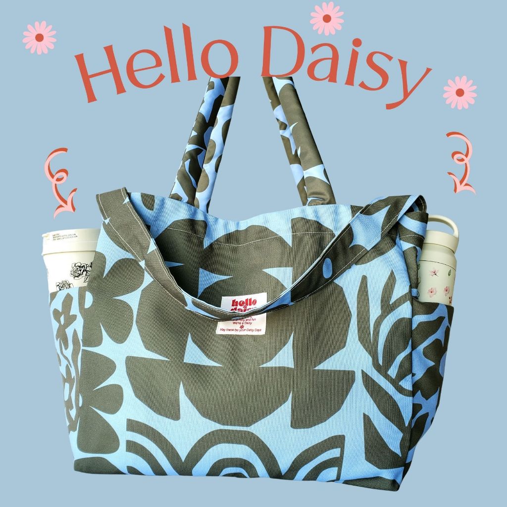 [พร้อมส่ง] Hello Daisy [แบรนด์ไทย]  กระเป๋าแคนวาส Weekend bag สีเขียวขี้ม้าพื้นฟ้า +แถมรองก้น