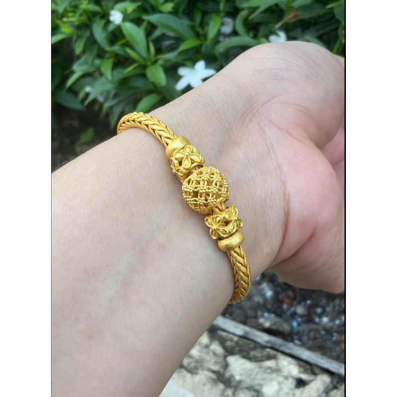 สร้อยข้อมือฟ้อกกลมคั่นตุ้มตอกลายพิกุลคั่นดอกแก้ว1บ.เนื้อทองสวยมากทองหุ้มฟรีกล่องฟรีตะขอ
