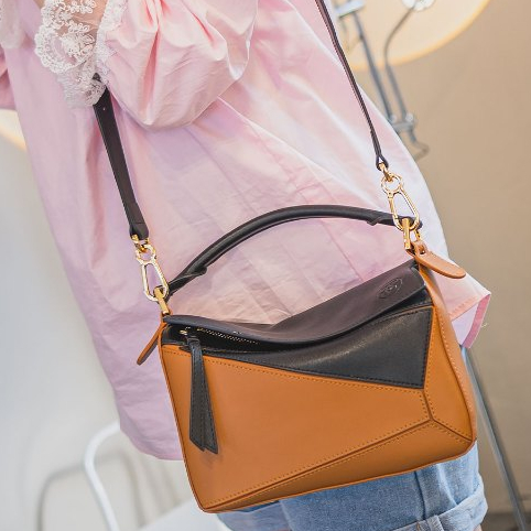 [ LoveGood ] Mosaic กระเป๋าสะพายหนังวัวแท้ ดีไซน์สวย มีความ Two tone  การตัดเย็บ Puzzle  size 23 cm. มีสายสะพายยาวให้