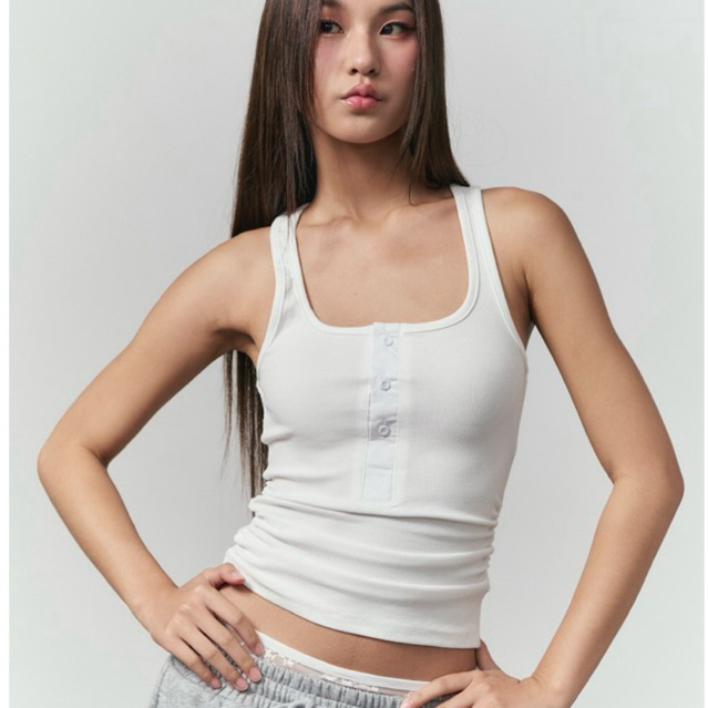 WEEKEND WARDROBE - Elena Tank Top เสื้อยืดเข้ารูปตามขนาดตัว